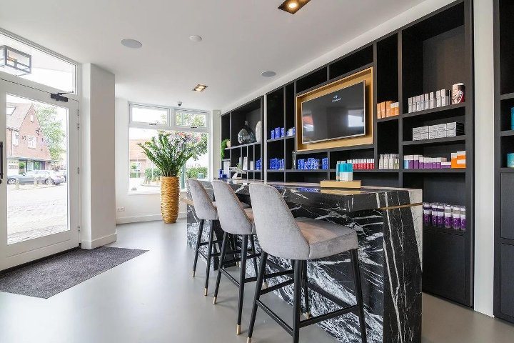De marmeren bar met de krukken