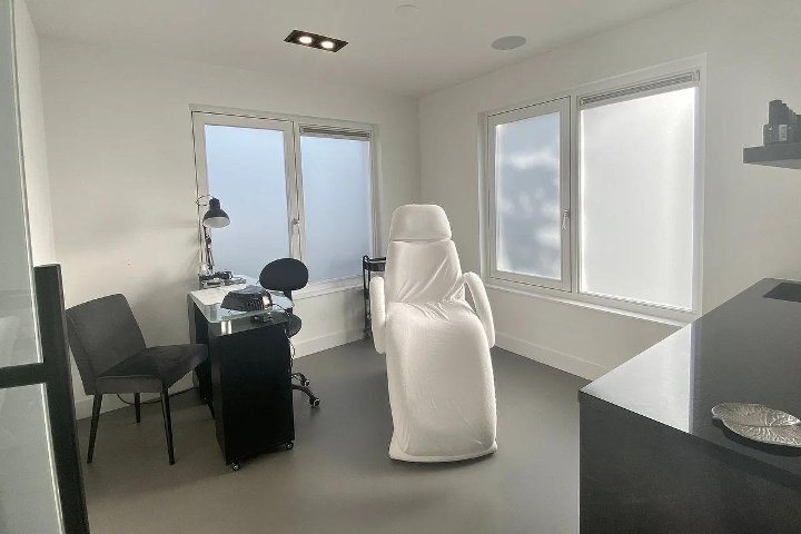 De behandelkamer met de witte stoel